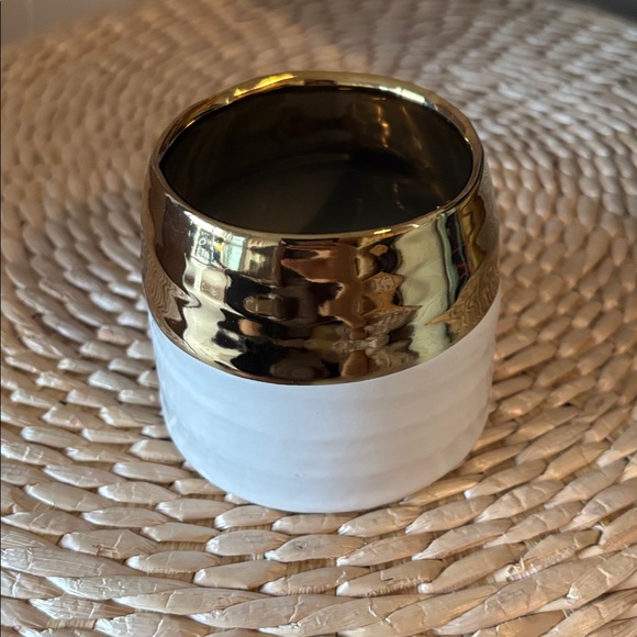 🌸Spring Ready☀️White Ceramic Pot with Gold Rim - Picture 3 of 12